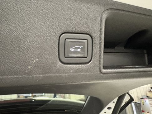 Used 2024 GMC Terrain SLE w/ Driver Convenience Package image 11