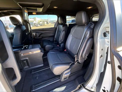 Used 2025 Toyota Sienna Platinum image 19
