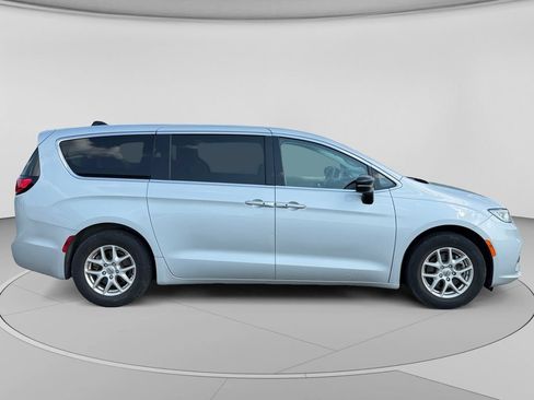Used 2024 Chrysler Pacifica Touring-L FWD image 2