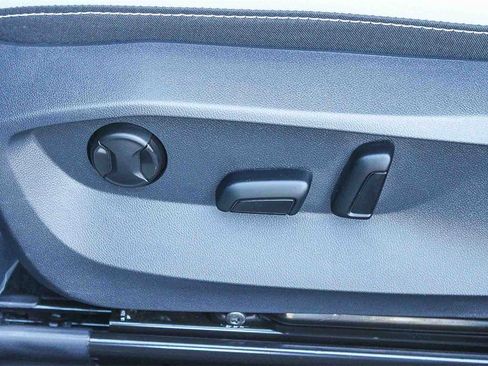 Used 2025 Volkswagen Taos SE image 22