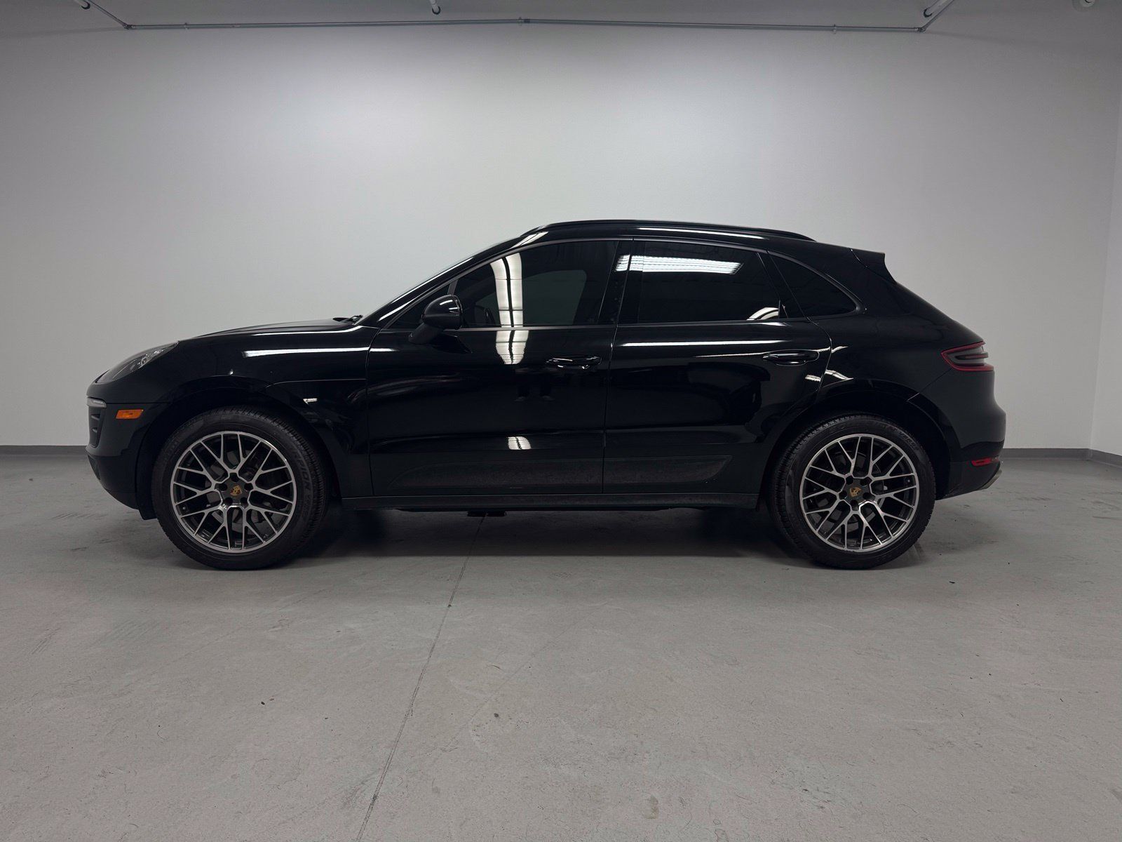 Certified 2018 Porsche Macan AWD/4WD image 2
