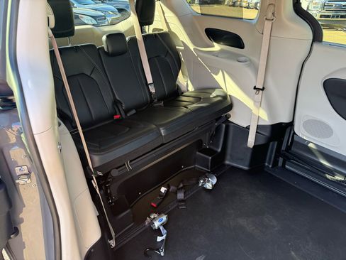 Used 2022 Chrysler Pacifica Touring-L image 8