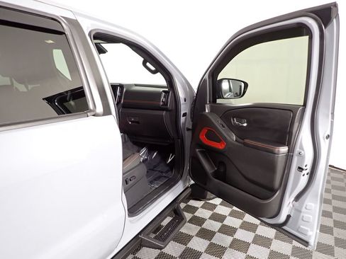 Used 2025 Nissan Frontier PRO-4X AWD/4WD image 34