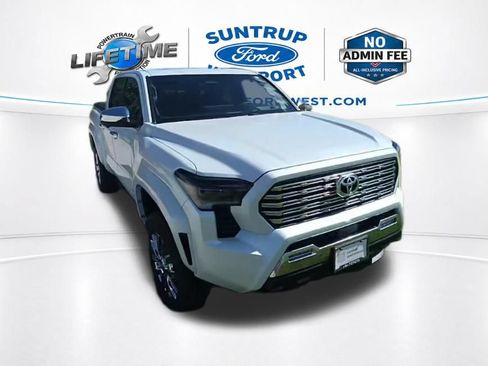 Used 2025 Toyota Tacoma Limited AWD/4WD image 38