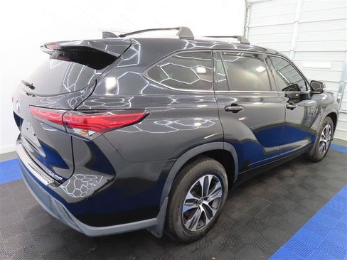 Used 2022 Toyota Highlander XLE AWD/4WD image 11