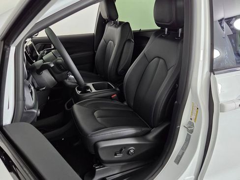 New 2026 Chrysler Pacifica Select image 15