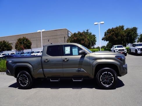 Used 2025 Toyota Tacoma TRD Sport AWD/4WD image 5