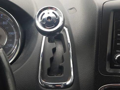 Used 2015 Chrysler Town & Country S FWD image 39