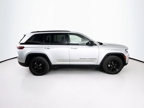 Used 2024 Jeep Grand Cherokee Altitude image 2