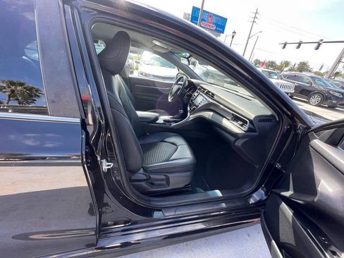 Used 2020 Toyota Camry SE FWD image 17