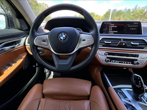 Used 2019 BMW 750i image 6