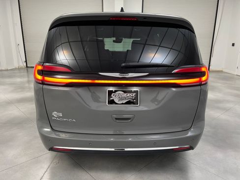 Used 2023 Chrysler Pacifica Touring-L FWD image 8