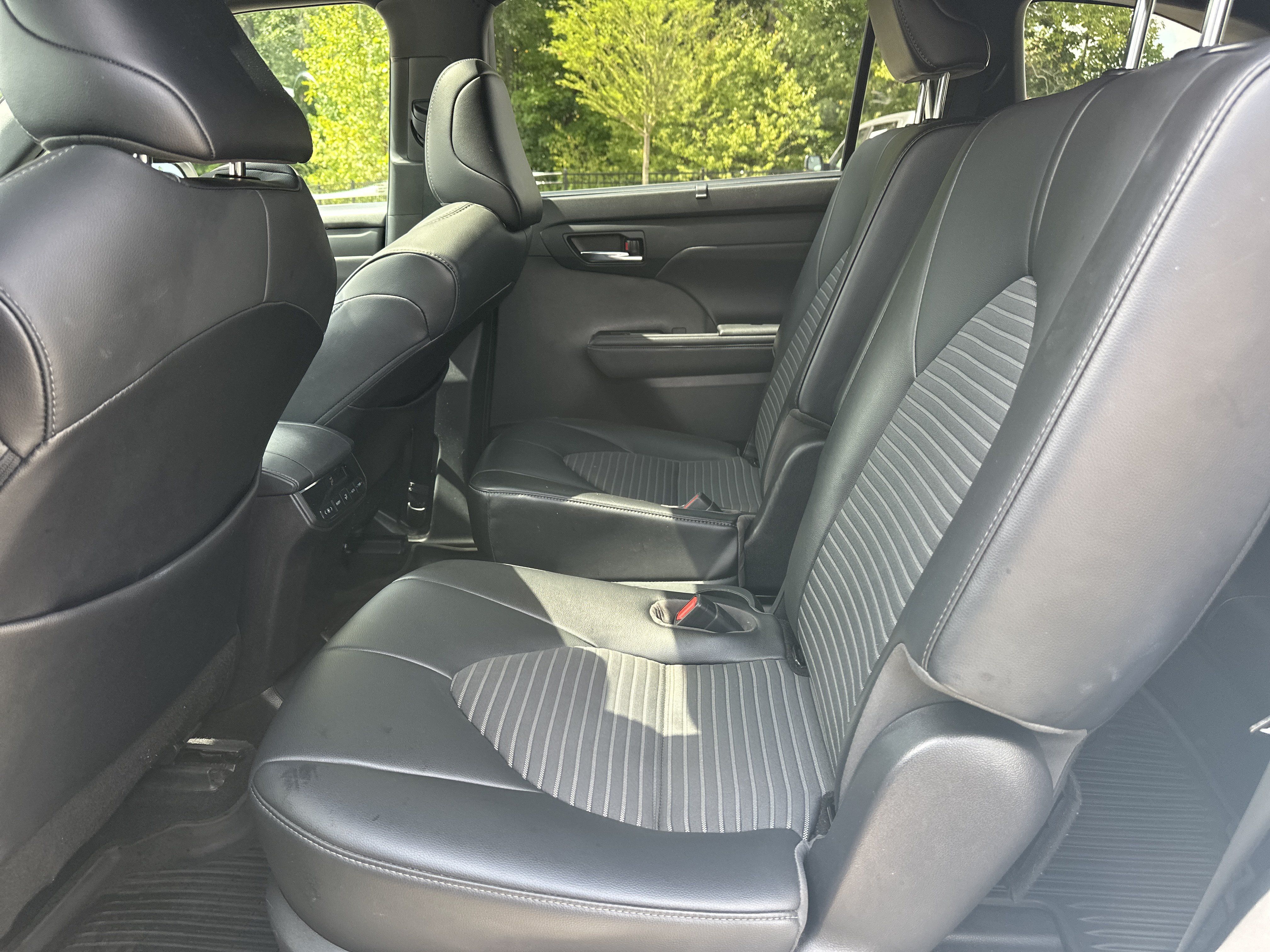 Used 2021 Toyota Highlander XSE FWD image 21