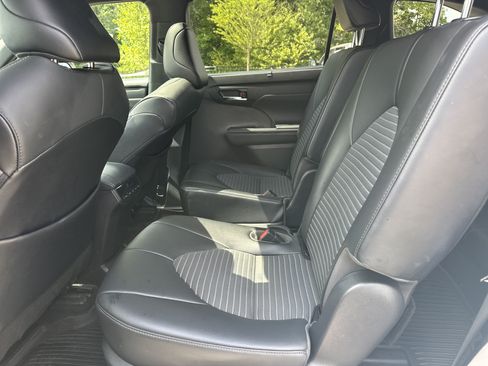 Used 2021 Toyota Highlander XSE FWD image 21