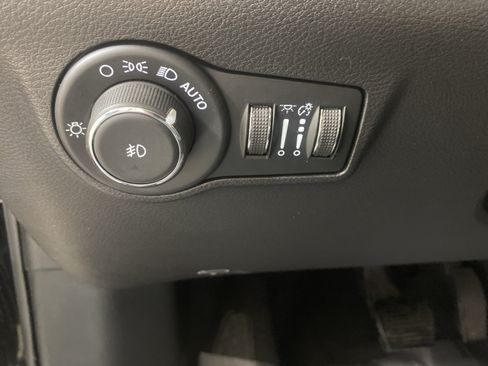 Used 2025 Jeep Compass Latitude AWD/4WD image 19