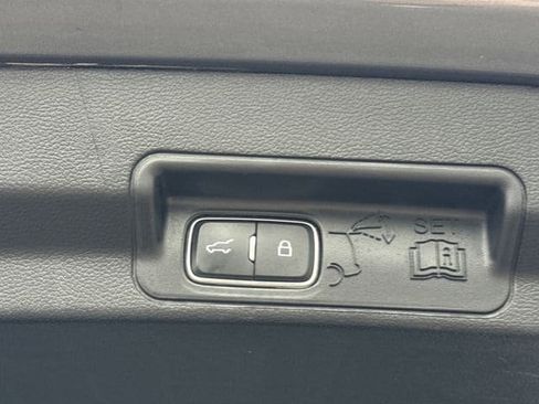 Used 2022 Ford Explorer XLT image 14