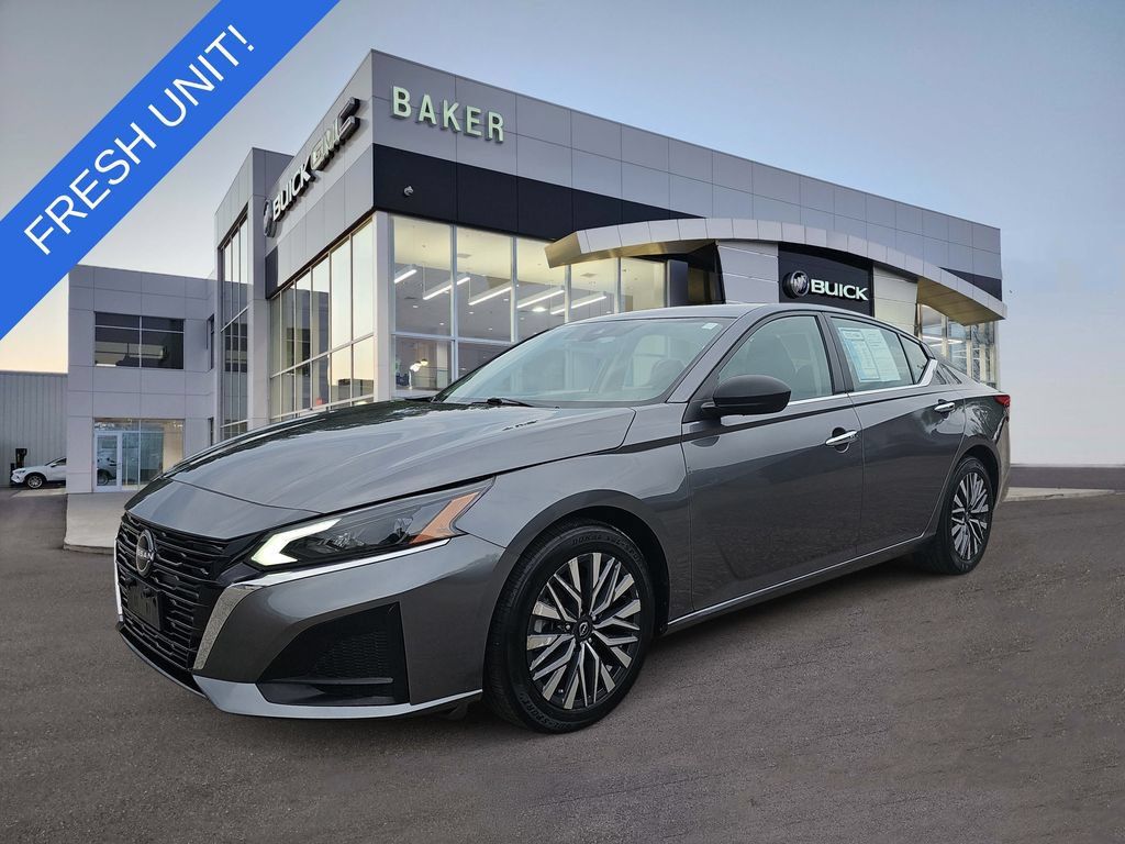 Used 2024 Nissan Altima 2.5 SV FWD image 1