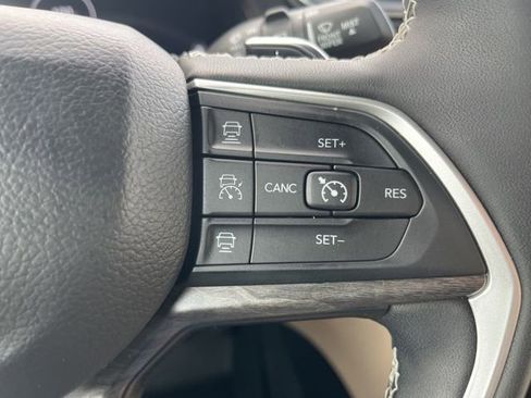 Used 2024 Jeep Grand Cherokee Limited image 29