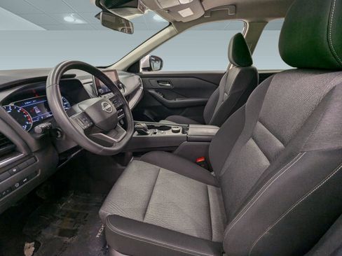 Used 2025 Nissan Rogue SV image 4