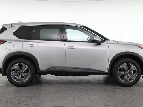 Used 2025 Nissan Rogue SV AWD/4WD image 11