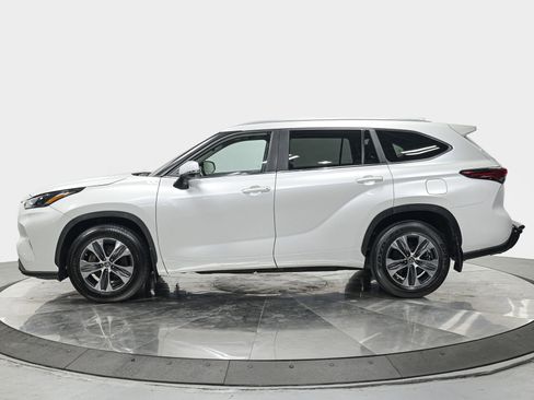 Used 2023 Toyota Highlander XLE AWD/4WD image 2