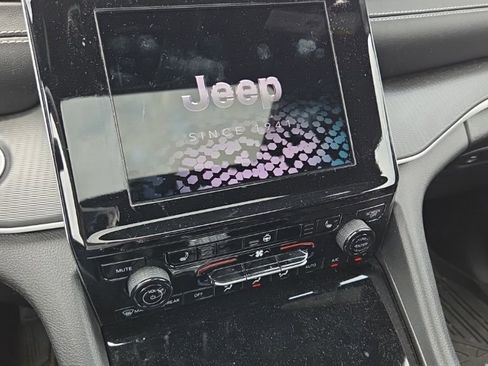 Used 2023 Jeep Grand Cherokee Altitude RWD image 13