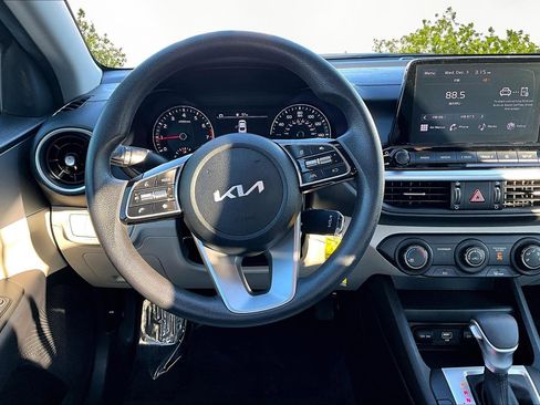 Used 2022 Kia Forte LXS w/ LXS Technology Package image 5