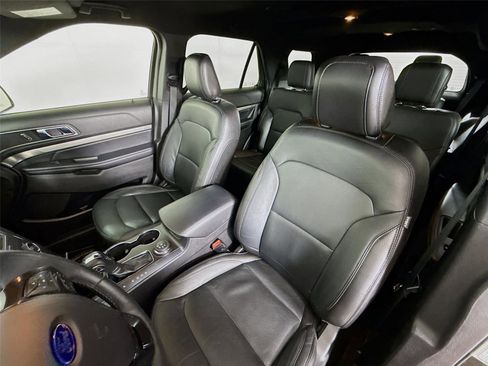Used 2018 Ford Explorer XLT w/ Equipment Group 202A AWD/4WD image 5