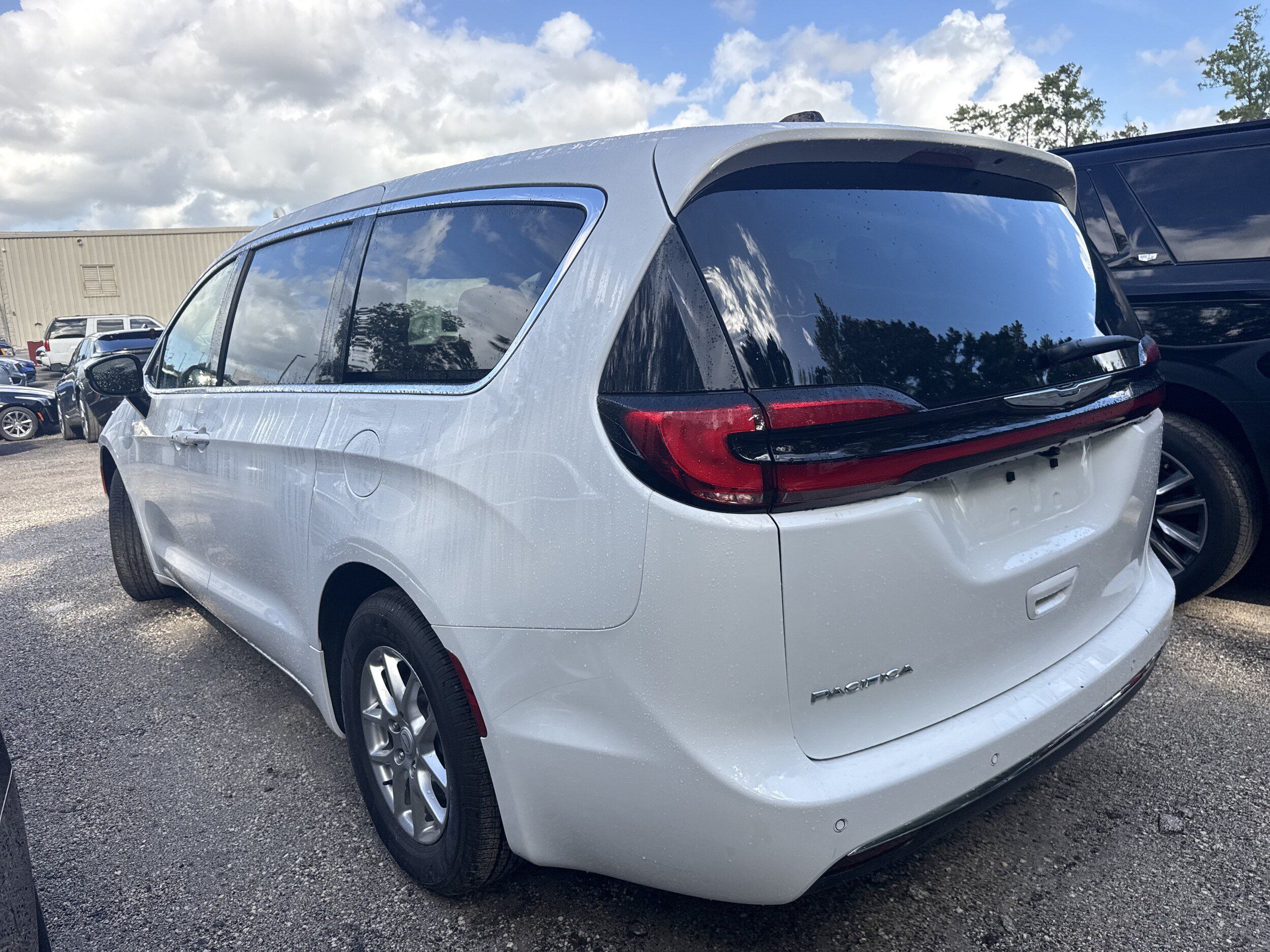 Used 2026 Chrysler Pacifica Select FWD image 2