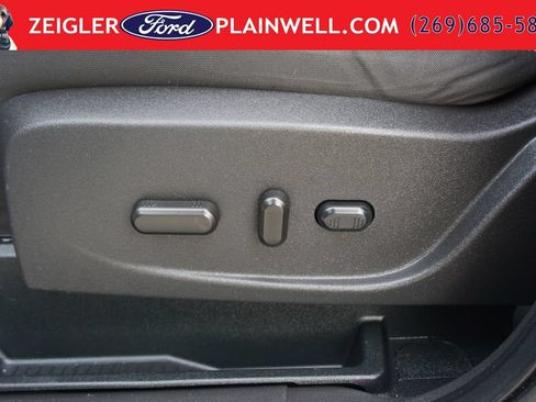 Used 2018 Ford Escape SE w/ SE Sync 3 Package AWD/4WD image 17