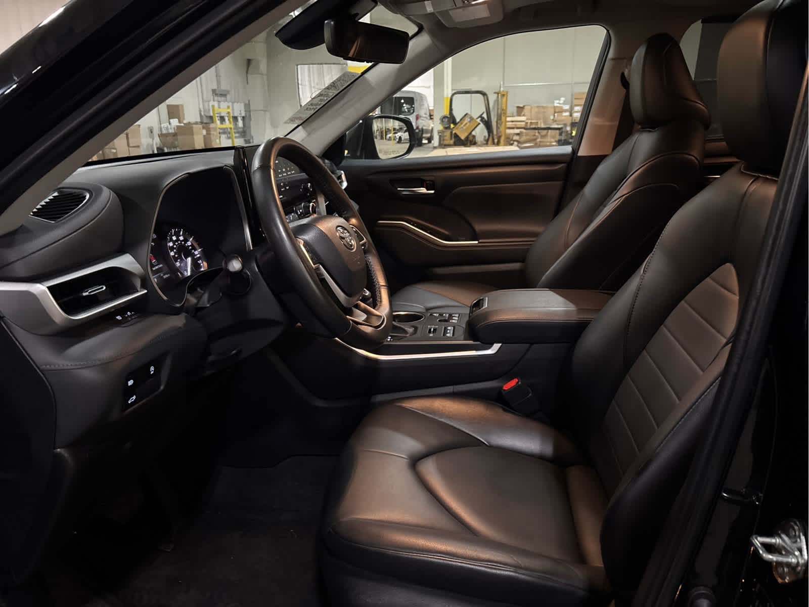 Used 2023 Toyota Highlander XLE AWD/4WD image 9