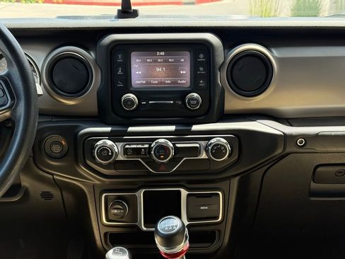 Used 2020 Jeep Gladiator Sport image 12