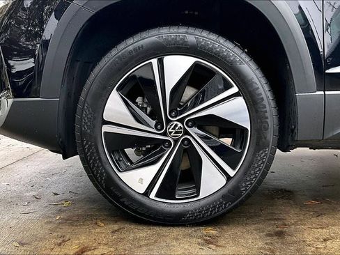 Certified 2025 Volkswagen Taos SE w/ Panoramic Sunroof Package image 8