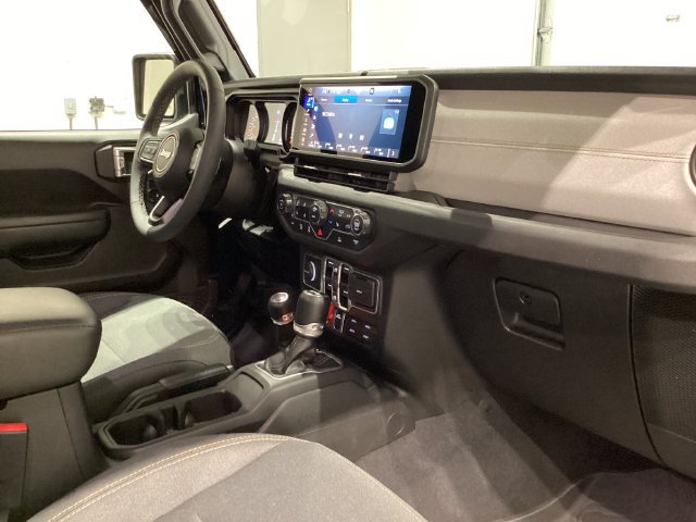 Used 2025 Jeep Wrangler Unlimited Sport AWD/4WD image 16