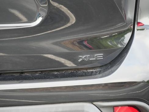 Used 2023 Toyota Highlander XLE FWD image 7
