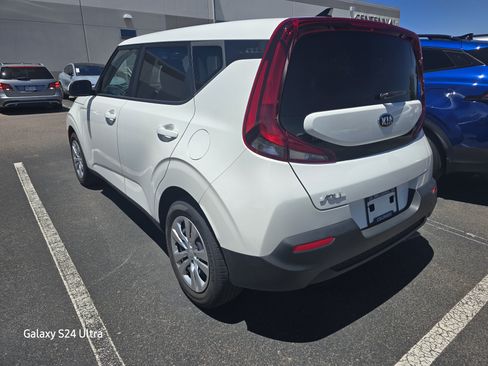 Used 2021 Kia Soul LX FWD image 3