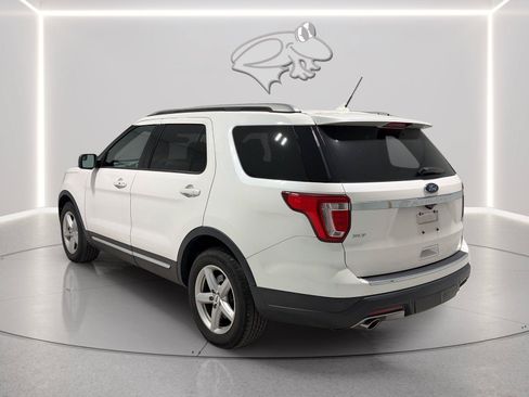 Used 2018 Ford Explorer XLT w/ Equipment Group 202A FWD image 3