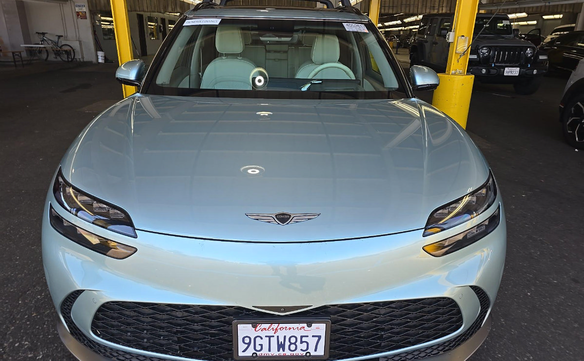 Used 2023 Genesis GV60 Advanced AWD/4WD image 2
