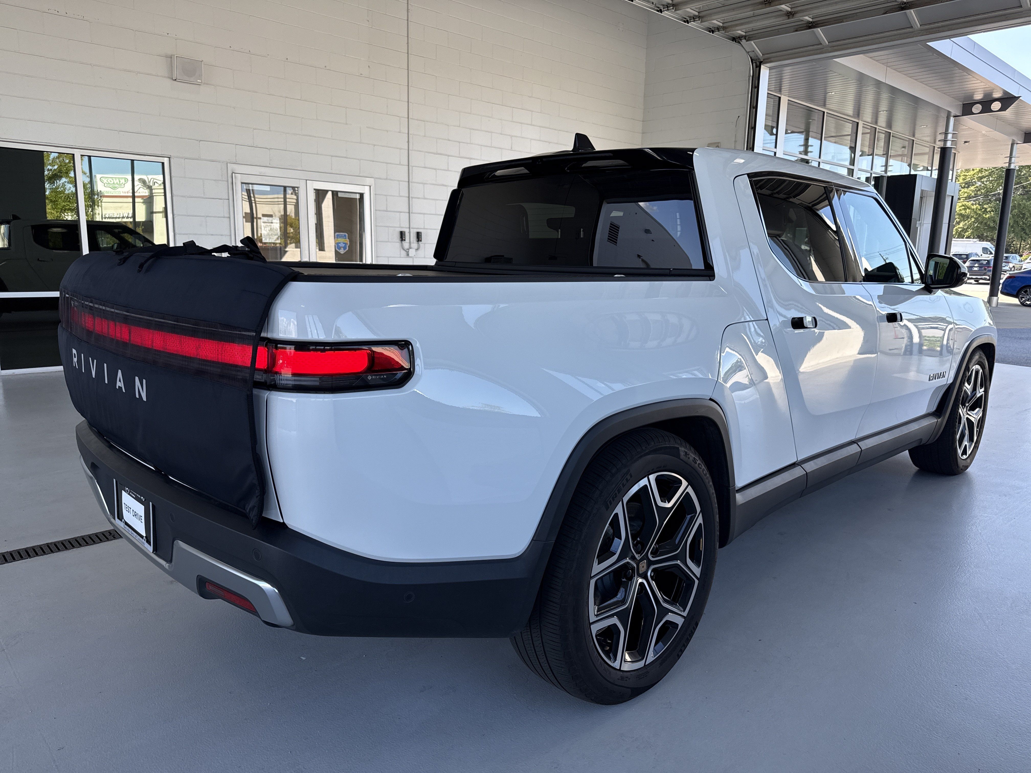 Used 2025 Rivian R1T Adventure Dual AWD/4WD image 11