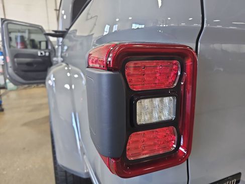 Certified 2022 Jeep Gladiator Overland image 34