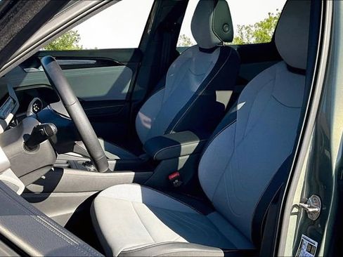 Used 2025 Volkswagen Tiguan SE R-Line image 24