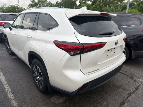 Used 2021 Toyota Highlander XLE AWD/4WD image 3