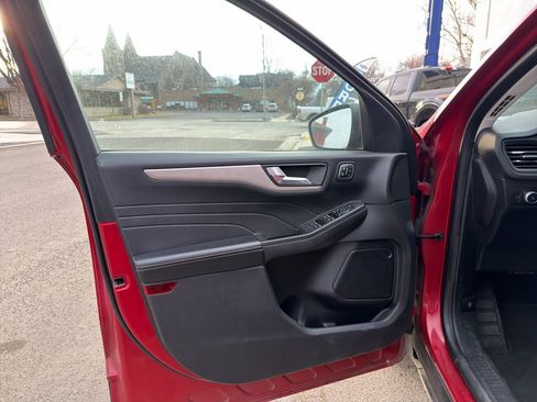 Used 2022 Ford Escape SEL w/ Technology Package image 9