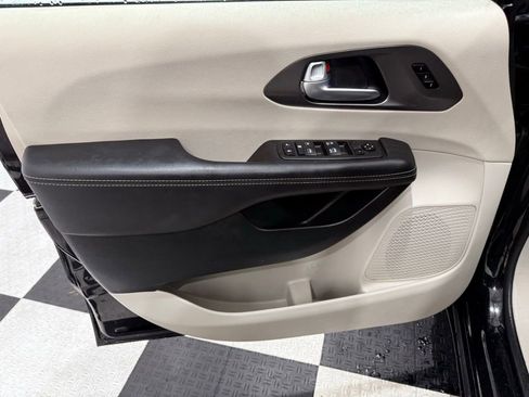 Used 2024 Chrysler Pacifica Touring-L image 15