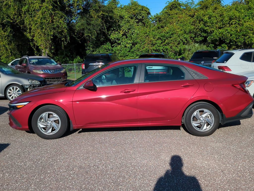 Used 2024 Hyundai Elantra SE FWD image 2
