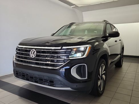 Certified 2025 Volkswagen Atlas SE w/ Panoramic Sunroof Package image 2