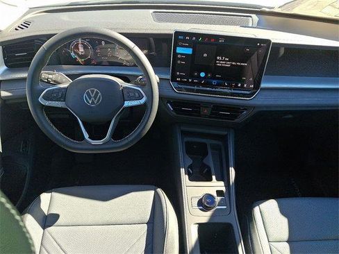 Used 2026 Volkswagen Tiguan SE image 9