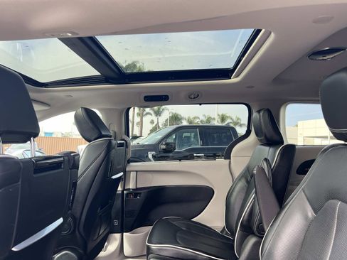 Used 2022 Chrysler Pacifica Limited w/ Uconnect Theater Family Group image 24