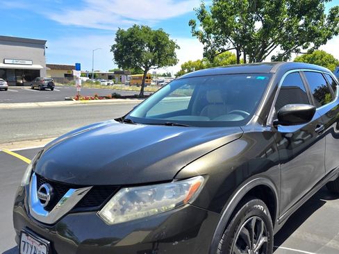 Used 2016 Nissan Rogue S FWD image 2