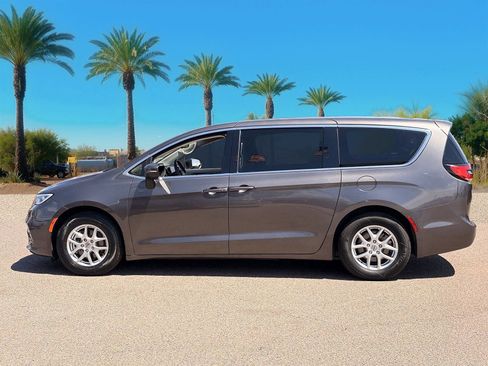 Used 2023 Chrysler Pacifica Touring-L FWD image 2